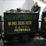 Poslední vozík uhlí z Fučíka, pod nějž spadala i jáma Ludvík 3, je v hornickém skanzenu na Landeku, kde dělá František Havlas průvodce. | Foto: Deník / Radek Luksza
