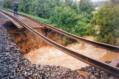 Místo vykolejení vlaku EC104 Sobieski v době, kdy ještě stála sousední část mostu, která se později zřítila 7.7.1997 - foto z netu