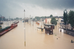 vlevo osobní nádraží, vpravo depo Ostrava při kulminaci řeky Odry 9.7.1997 - foto Richard Ondrůšek