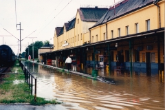 zaplavený Svinov ještě před kulminací, i s posledním vlakem, který zde před zastavením provozu přijel (od Opavy) 7.7.1997 - foto Jan Šantrůček