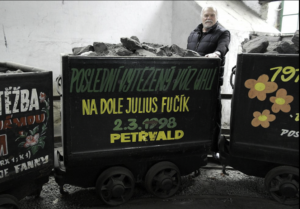 Poslední vozík uhlí z Fučíka, pod nějž spadala i jáma Ludvík 3, je v hornickém skanzenu na Landeku, kde dělá František Havlas průvodce. | Foto: Deník / Radek Luksza