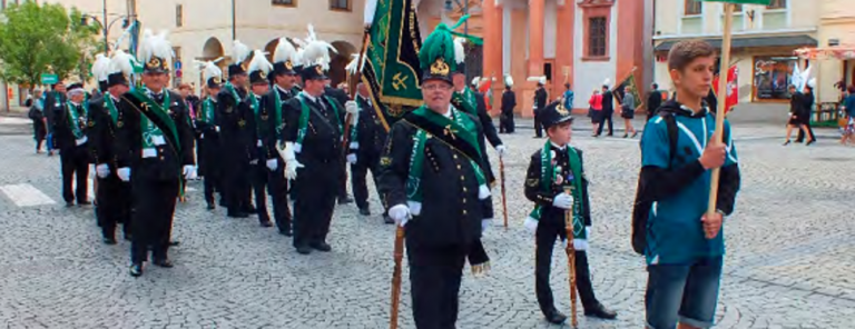 V práci fáračky a ve volnu uniforma, chlapi z OKD u krojovaných horníků