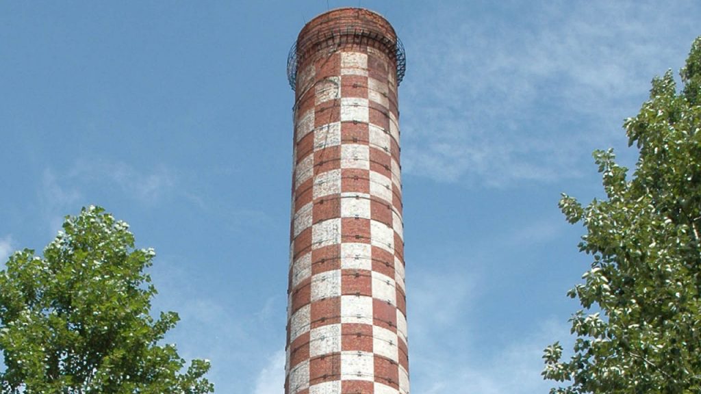 V rámci sanace areálu Aglomerace, kterou provádí i společnost AWT Rekultivace, byl odstřelen komín Strakáč