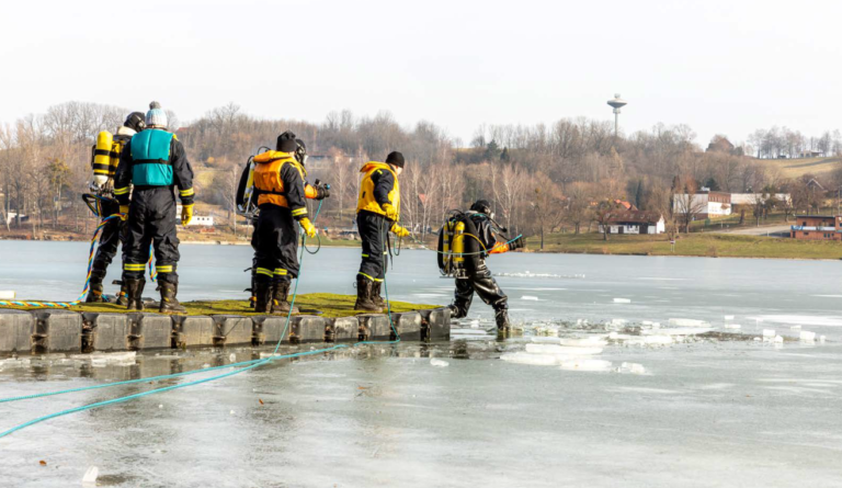 Báňští záchranáři cvičili ponory v zamrzlé přehradě