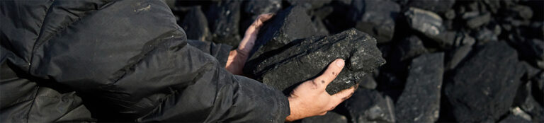 Indové těží uhlí navzdory riziku. Jinou obživu nemají
